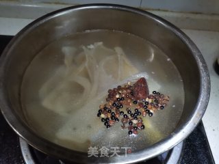 毛豆炒肉皮步骤1