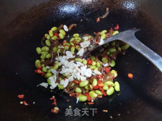 毛豆炒肉皮步骤7