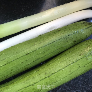 丝瓜炒羊肚菌步骤1