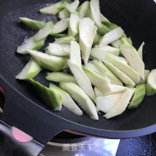 丝瓜炒羊肚菌步骤7