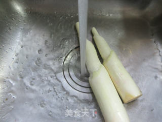 茭白炒烤火腿步骤3