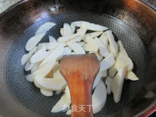 茭白炒烤火腿步骤7