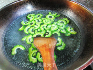 苦瓜炒莲藕步骤2