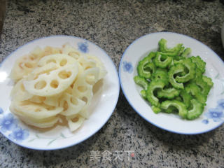 苦瓜炒莲藕步骤1