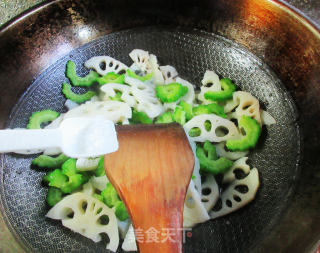 苦瓜炒莲藕步骤8
