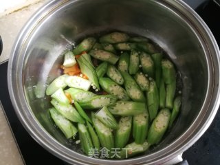 秋葵胡萝卜炒鹅蛋步骤3