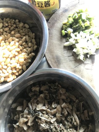 梅菜炒黄豆步骤1