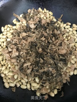 梅菜炒黄豆步骤4