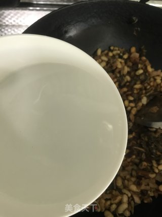 梅菜炒黄豆步骤6