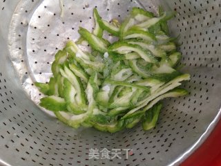猪肉炒苦瓜步骤2