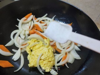 胡萝卜鸡蛋炒洋葱步骤7
