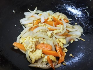 胡萝卜鸡蛋炒洋葱步骤9