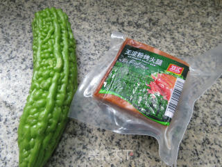 苦瓜炒烤火腿步骤1