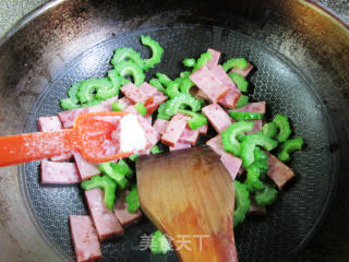 苦瓜炒烤火腿步骤7