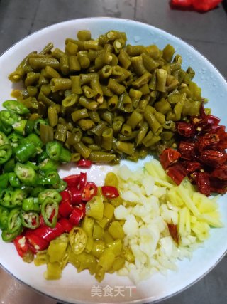 酸辣鸡杂步骤2
