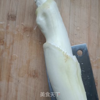 五香腊肠炒茭白步骤1