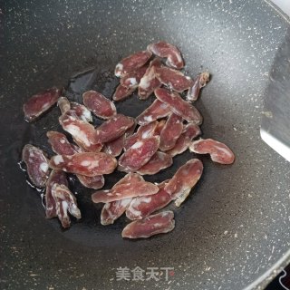 五香腊肠炒茭白步骤6