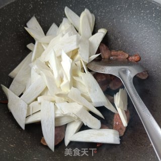 五香腊肠炒茭白步骤9