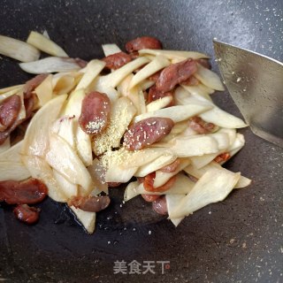 五香腊肠炒茭白步骤12