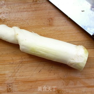 肉末蟹味菇炒茭白步骤1