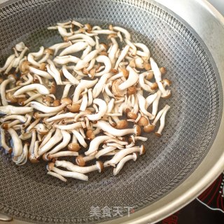 肉末蟹味菇炒茭白步骤4