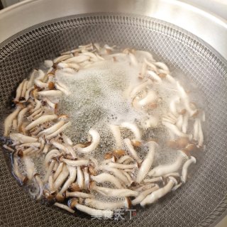 肉末蟹味菇炒茭白步骤5