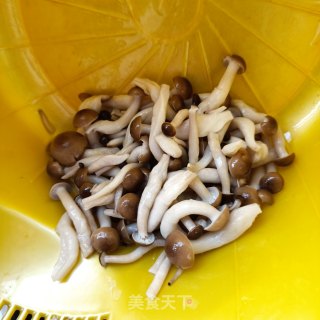 肉末蟹味菇炒茭白步骤6