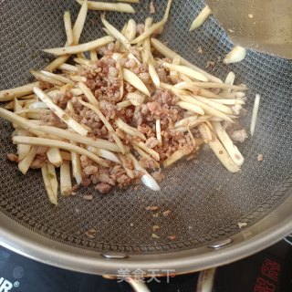 肉末蟹味菇炒茭白步骤13