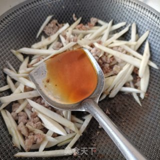 肉末蟹味菇炒茭白步骤12