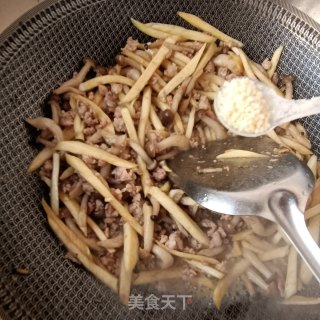 肉末蟹味菇炒茭白步骤16