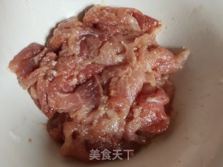 青椒木耳炒肉片步骤2