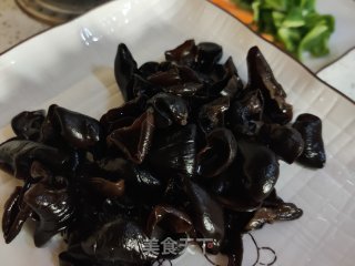 青椒木耳炒肉片步骤5