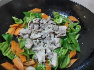 青椒木耳炒肉片步骤10
