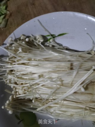 油焖金针菇好吃又好做，简单又上手，顺便做一做。步骤4