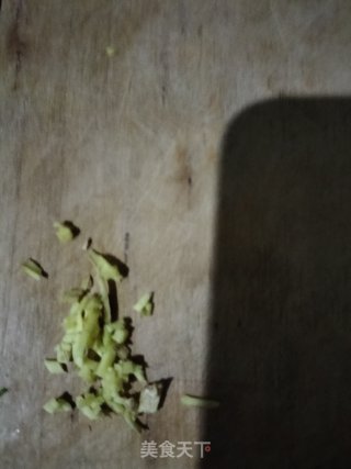 油焖金针菇好吃又好做，简单又上手，顺便做一做。步骤2