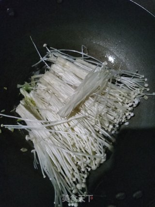 油焖金针菇好吃又好做，简单又上手，顺便做一做。步骤7