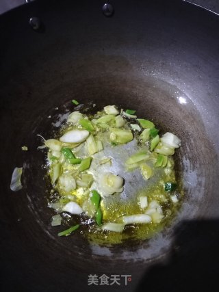 油焖金针菇好吃又好做，简单又上手，顺便做一做。步骤6