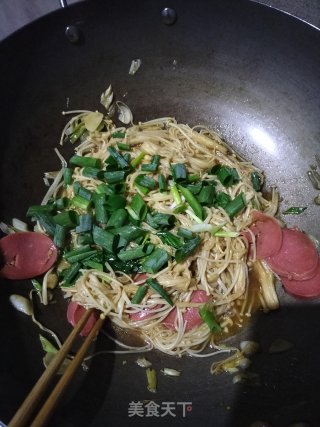 油焖金针菇好吃又好做，简单又上手，顺便做一做。步骤9