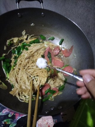 油焖金针菇好吃又好做，简单又上手，顺便做一做。步骤10