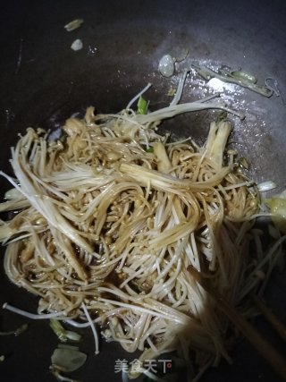 油焖金针菇好吃又好做，简单又上手，顺便做一做。步骤8