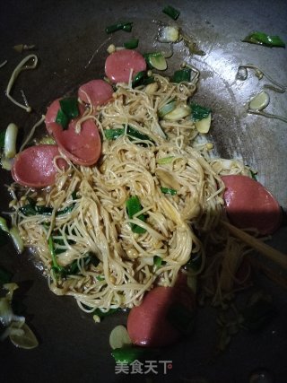 油焖金针菇好吃又好做，简单又上手，顺便做一做。步骤11