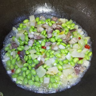 五花肉焖黄豆步骤11
