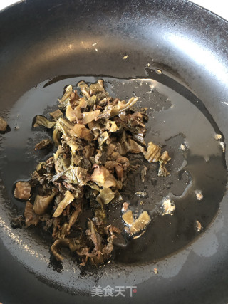 咸菜炒牛肉丝步骤3