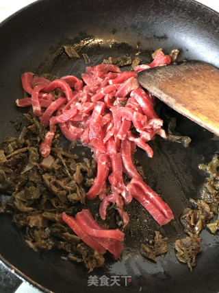 咸菜炒牛肉丝步骤4