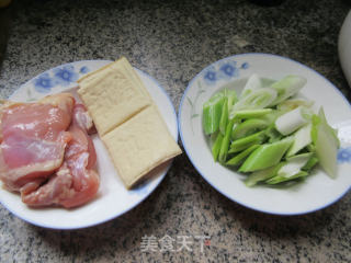 大葱豆腐干炒鸡腿肉步骤1