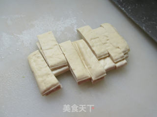 大葱豆腐干炒鸡腿肉步骤2
