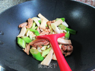大葱豆腐干炒鸡腿肉步骤9