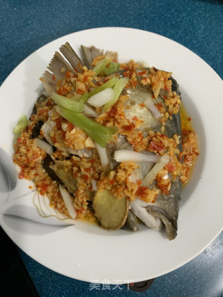 蒜蓉辣椒蒸鱼头步骤3