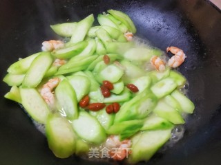 虾仁烩丝瓜步骤8