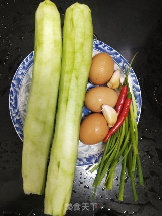 经济实惠好吃得连汤汁都不剩的丝瓜炒鸡蛋步骤1